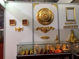 Phào chỉ mạ vàng và các sản phẩm mạ vàng được trưng bày trong gian hàng của công ty